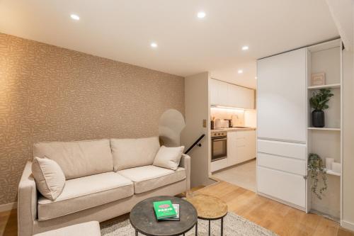 un salon avec un canapé et une table dans l'établissement Merveilleux appartement en pleins coeurs du Marais, à Paris