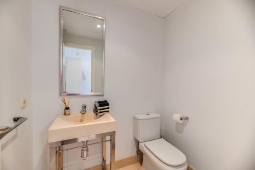 a bathroom with a toilet and a sink at Spacious 2-bed apt Capanes del Golf in Benahavís
