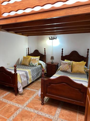 En eller flere senge i et værelse på Villa Carmen