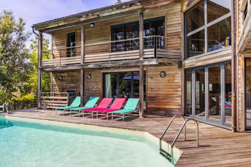 une maison avec piscine à côté d'une maison dans l'établissement Villa 5ch au calme dans le domaine du golf, à Lacanau