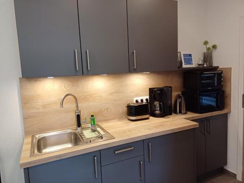a kitchen counter with a sink and a microwave at Ferienwohnung Wussegel in Hitzacker