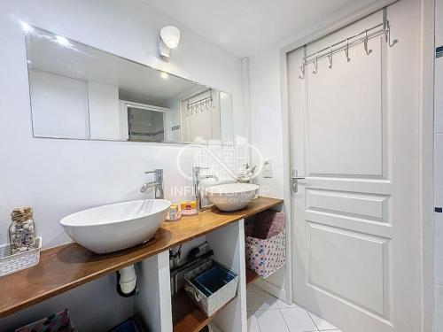 une salle de bain avec deux lavabos et une porte blanche dans l'établissement Grand 2p Proche Palais - Boulevard Delaup Cannes, à Cannes