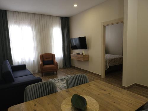 イスタンブールにあるMajestik Hotelのリビングルーム(テーブル付)、ベッドルーム1室が備わります。