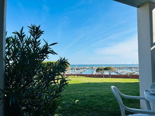 - une vue sur l'océan depuis la terrasse dotée d'une table et de chaises dans l'établissement 