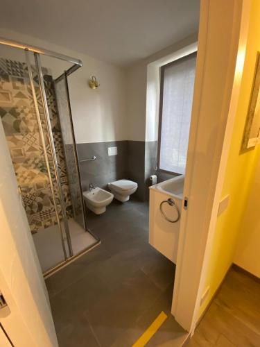 a bathroom with a toilet and a shower at Porto 03 in Albosaggia