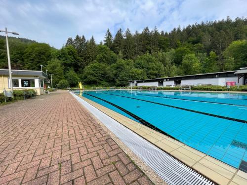 a large swimming pool in a building at Bergstadt Apartment Lautenthal ,Modern, Stylisch, Geräumig in Lautenthal