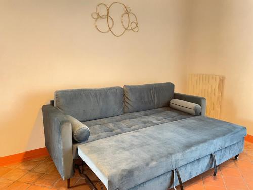 a couch sitting in a living room with a table at Casa Carlotte - Lago di Garda in Lazise