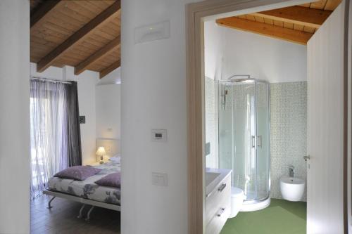 1 dormitorio con 1 cama y baño con ducha en Al Castello Bed and Breakfast, en Cornate dʼAdda