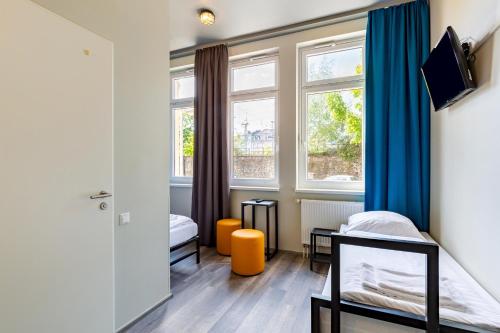 Una cama o camas en una habitación de a&o Aachen Hauptbahnhof