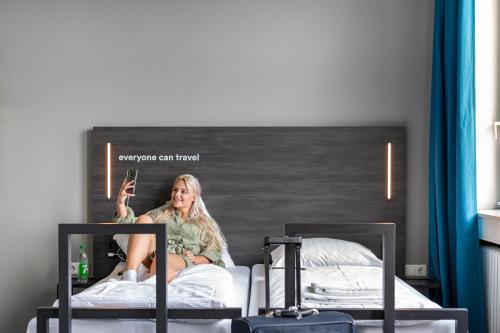 Una cama o camas en una habitación de a&o Aachen Hauptbahnhof