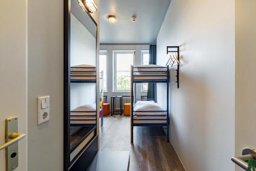 Una cama o camas en una habitación de a&o Aachen Hauptbahnhof