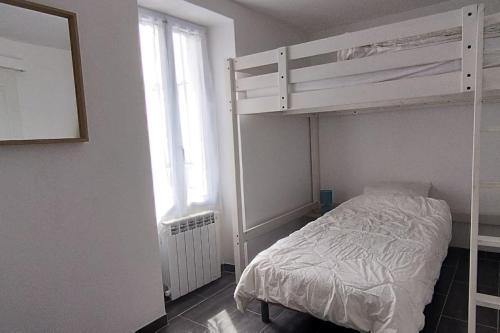 une chambre avec un lit superposé et une fenêtre dans l'établissement Charmante maison du marché de Domino, à Les Sables Vignier