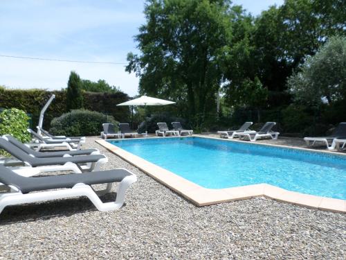Bazén v ubytování Hotel Les Oliviers nebo v jeho okolí