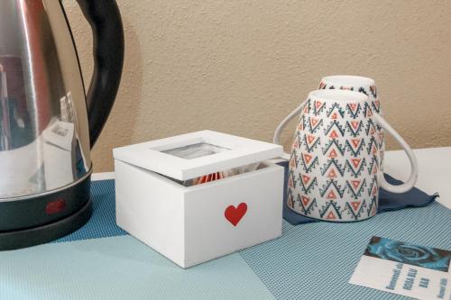 a white box with a heart on it next to a blender at La Rosa Blu in Gerace
