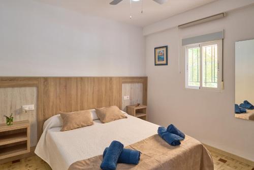 une chambre avec deux oreillers bleus sur un lit dans l'établissement Casa rural la brisa, à Baena