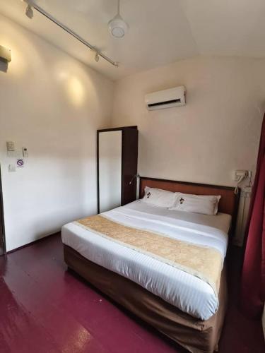 a bedroom with a large bed in a room at Red Inn Court in George Town
