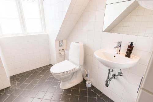 Un baño de Sixtus Sinatur Hotel & Konference