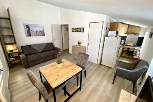 un petit salon avec une table et un canapé dans l'établissement Cosy studio in the center of the village, à Saint-Martin-de-Ré