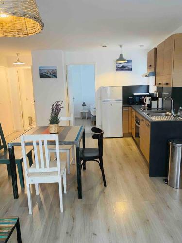 Photo de la galerie de l'établissement Cozy apartment located in the heart of the village, à Saint-Martin-de-Ré