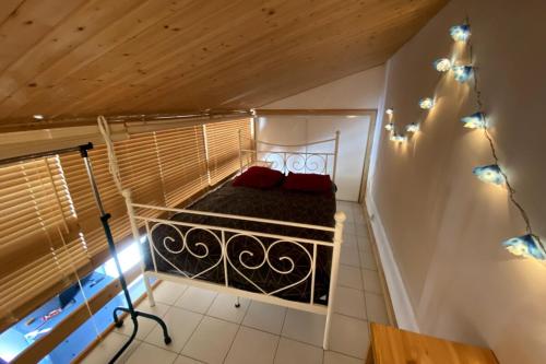 サン・マルタン・ド・レにあるIlattes entre port et plageの小さな部屋で、ベッド1台が備わります。