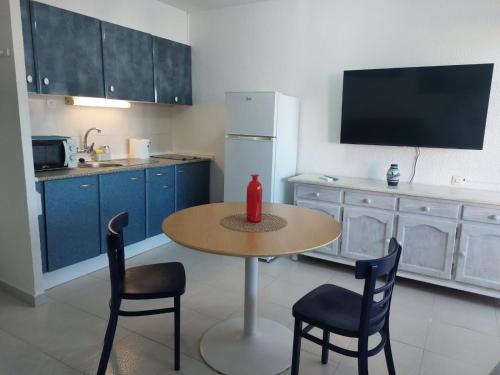 Η κουζίνα ή μικρή κουζίνα στο Estudios 331 y 332 Flamesol