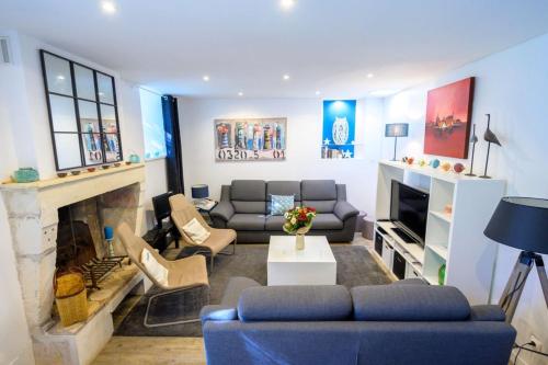 House with large garden and terrace a stone's throw from the port