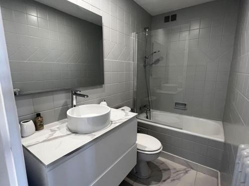Koupelna v ubytování T2 lumineux refais à neuf avec parking !