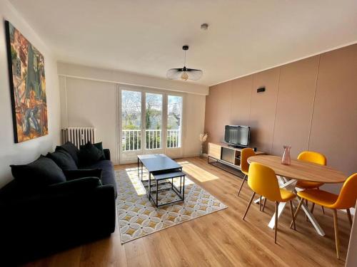 un salon avec un canapé et une table dans l'établissement T2 lumineux refais à neuf avec parking !, à Lorient