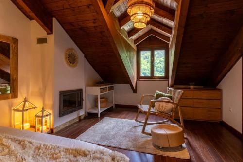 a living room with a bed and a fireplace at Apartament la Xisqueta - Vall Fosca - L'Amfitriona in Espúy