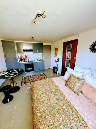 une chambre avec un grand lit et une cuisine dans l'établissement Casa Carlu Maria III, à Corte