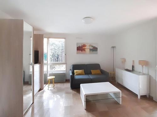 un salon avec un canapé et une table dans l'établissement Studio avec terrasse et jardin, à Aix-en-Provence