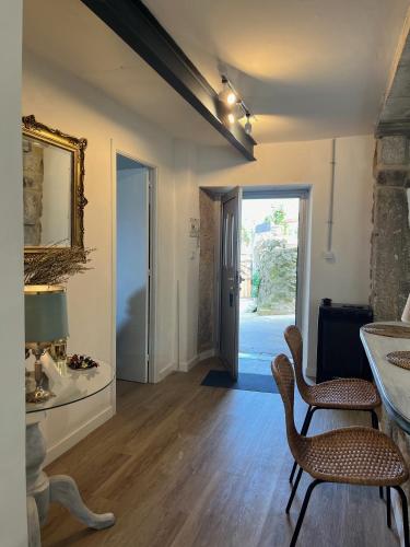 a living room with two chairs and a table at Mirada Do Roxo in Oia