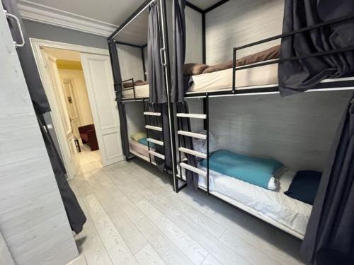 Postel nebo postele na pokoji v ubytování Friends Hostel