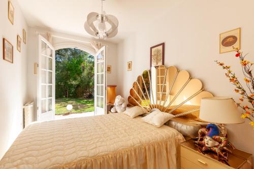 En eller flere senge i et værelse på Villa Familidy