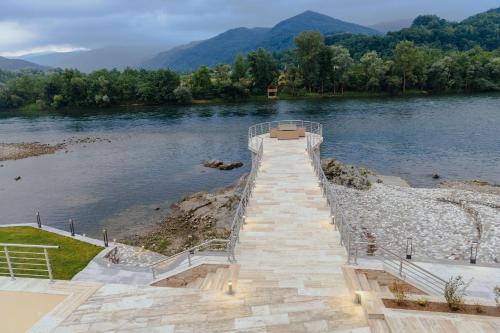 a boardwalk leading to a lake with mountains in the background at Orlovo gnezdo in Ljubovija