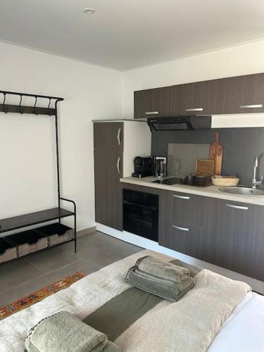 - une cuisine avec un lit au milieu d'une pièce dans l'établissement Casa Carlu Maria II, à Corte