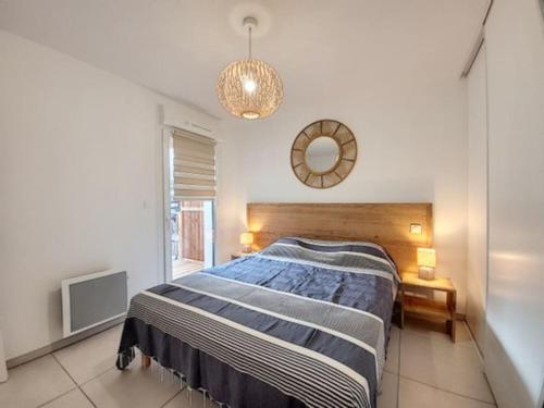 une chambre avec un lit et un miroir au mur dans l'établissement Belle villa climatisee 6 pers proche plage solarium piscine - V0755, à Vias