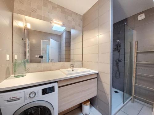 une salle de bain avec un lavabo et une machine à laver dans l'établissement Belle villa climatisee 6 pers proche plage solarium piscine - V0755, à Vias