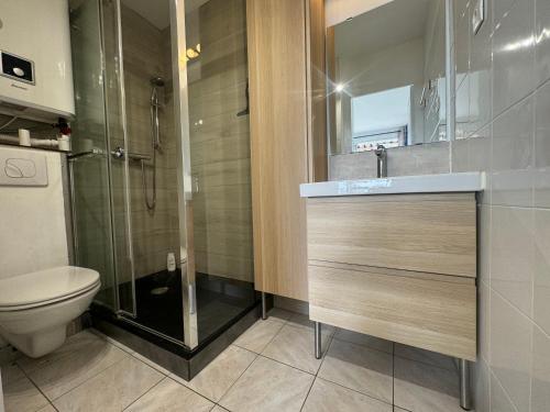 Un baño con ducha, inodoro y lavabo. en T2 BORD DE MER vue plages WIFI climatisé parking inclus, en La Ciotat