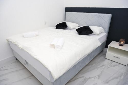 Una cama o camas en una habitación de Apartman Kiko