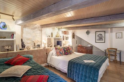 une chambre avec un lit et une chaise dans une pièce dans l'établissement Les chambres du Mas Peu del Causse, à Sainte-Colombe