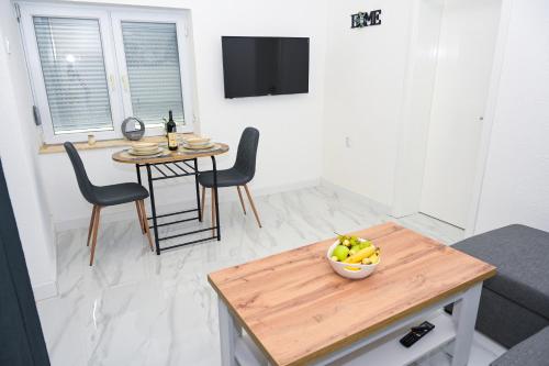 Una televisión o centro de entretenimiento en Apartman Kiko