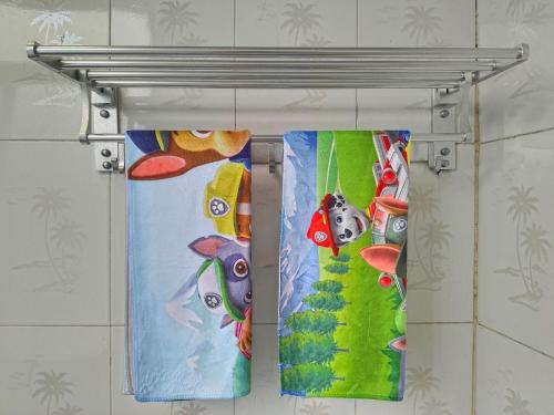 two towels hanging from a towel rack in a bathroom at 张家界大庸家民宿天门山索道站店DYJ Residential hostel in Zhangjiajie