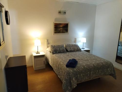 ein Schlafzimmer mit einem Bett mit zwei Lampen in der Unterkunft Vista Puerto Studio 1 Pers No balcon in Arguineguín