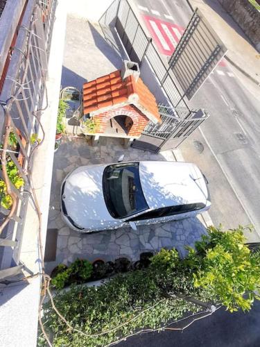 an overhead view of a car with a bird house at Apartment Beba in Kaštela
