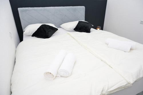 Una cama o camas en una habitación de Apartman Kiko