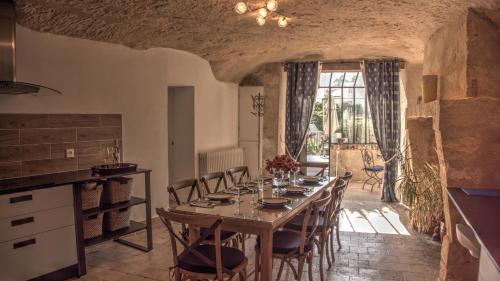 une salle à manger avec une longue table et des chaises dans l'établissement Maison Melrose, à Vouvray