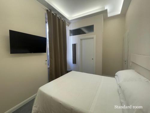 a bedroom with a bed and a tv on the wall at Le Cisterne Guest house Suite&Rooms in Vasto