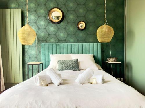 - une chambre avec un lit blanc et trois oreillers dans l'établissement Magnifique Appartement 6P - Paris 17eme, à Paris