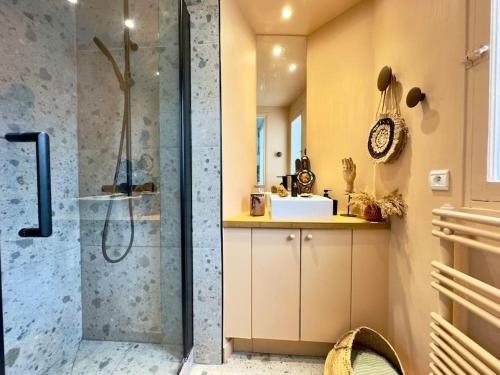 une salle de bain avec douche et lavabo dans l'établissement Magnifique Appartement 6P - Paris 17eme, à Paris